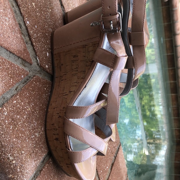 Cute Guess patent strappy wedge sandals - Picture 2 of 6